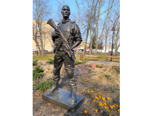 Пластиковая скульптура военного под бронзу, памятники военным под заказ.